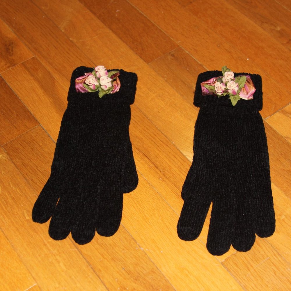 Black Gloves with Flower Decoration on Wrist Toucan Collection
